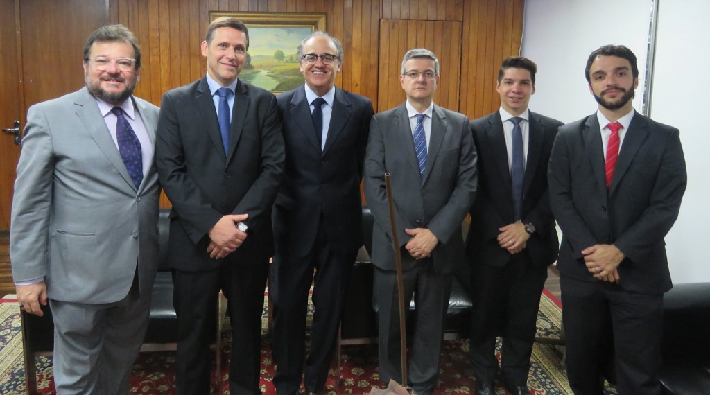 Marcelo de Aquino; o Diretor de Assuntos Legislativos e Institucionais, Diego Brito Cardoso; e o Diretor de Prerrogativas, Felipe Gonçalves Fernandes, com o Presidente da ALESP, Fernando Capez, e o Presidente do TCE-SP, Dimas Eduardo Ramalho, antes do início do workshop “Responsabilidade administrativa e boas práticas de gestão nas Prefeituras Municipais”, que está sendo realizado na manhã de hoje (29/11) no Plenário da Assembleia Legislativa de São Paulo.
